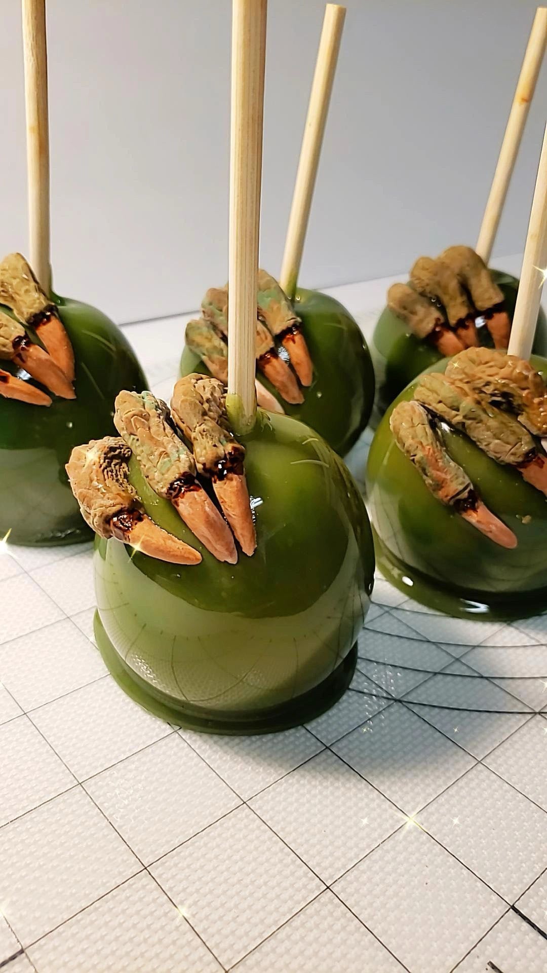 Themed candy apples 🍭🍏 (fondant or pictures)