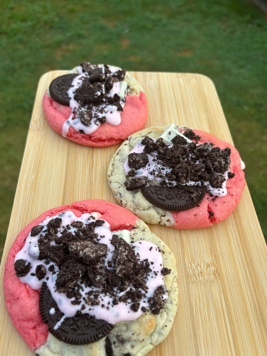 Strawberry cookies and crème Oreo cookies 🍓🍪