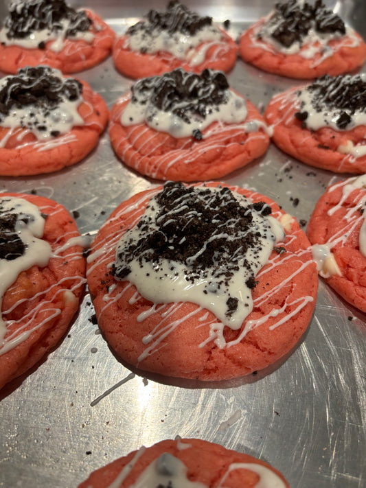 Strawberry cookies and cream cookies 🍓🍪
